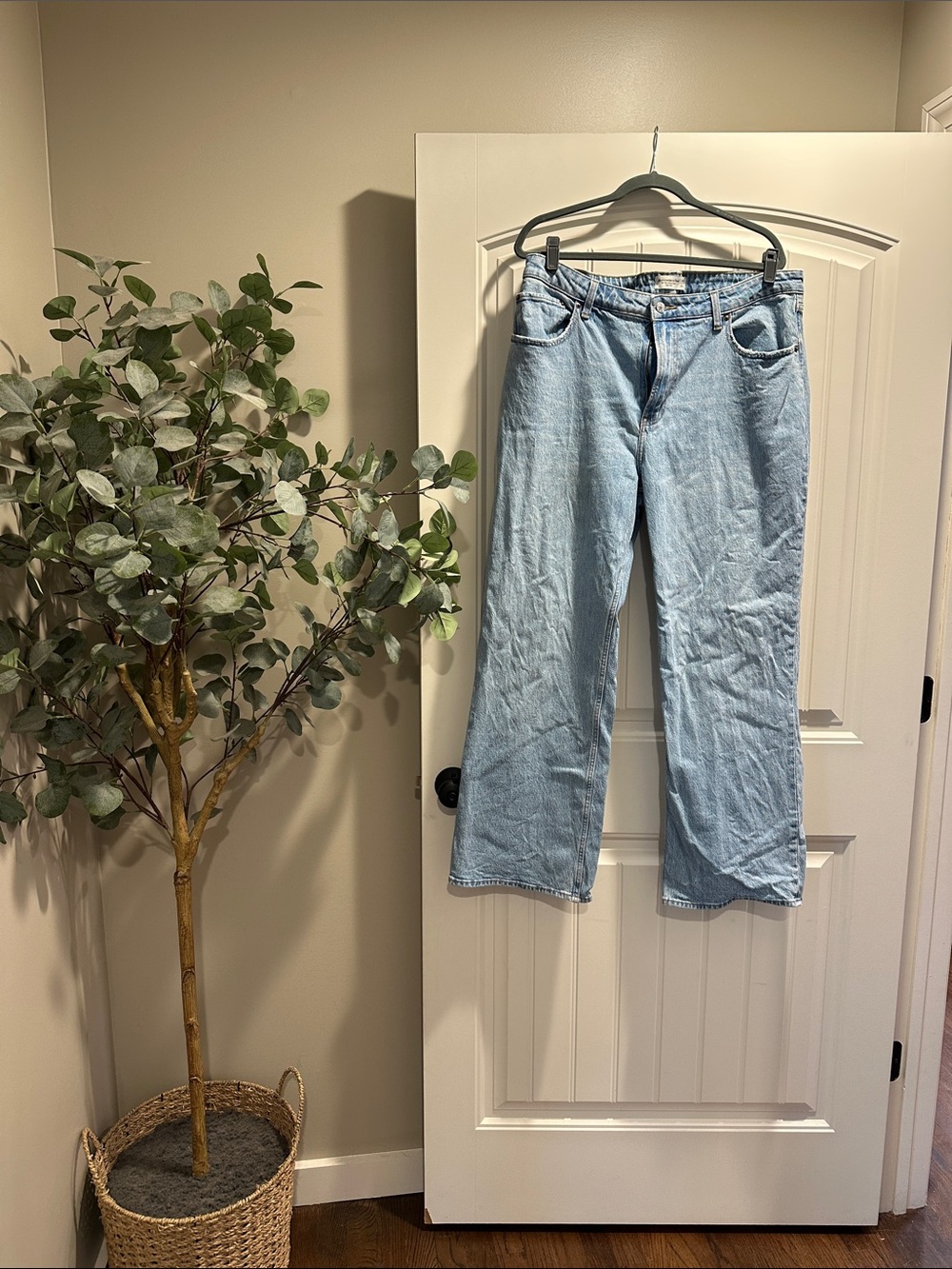 Abercrombie & Fitch Light Wash 90’s Relaxed High-Rise Jeans - Curve Love